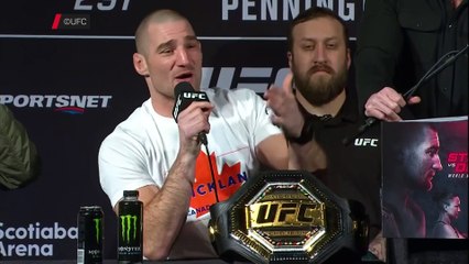 UFC 297 - Quand un fan s'incruste sur scène pour saluer Strickland