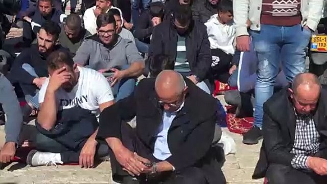 الفلسطينيون يؤدون صلاة الجمعة في القدس في ظل إجراءات إسرائيلية مشددة