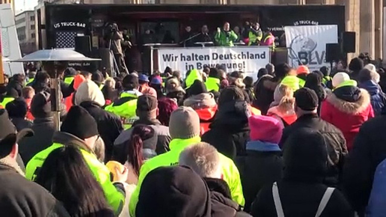 Hunderte Lkws bei Demonstration der Transportbranche in Berlin