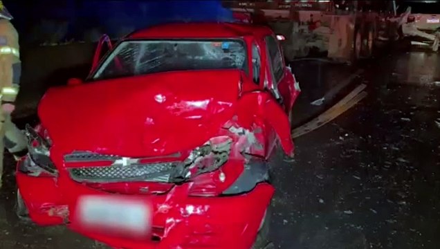 Mulher morre e seis ficam feridos em grave acidente envolvendo carros e caminhões na BR-277
