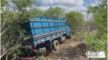 Caminhão com bebidas e cereais que seguia de Sousa para Pombal estoura pneu e sai fora da pista