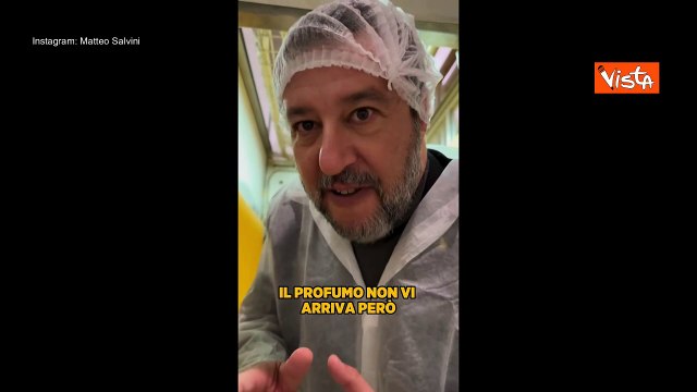 Salvini con cuffietta e camice in un pastificio: Alla faccia della farina d'insetti, viva la qualit?