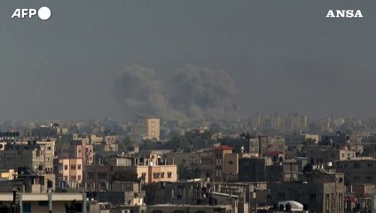 Télécharger la video: Gaza, nube di fumo si alza su Khan Yunis dopo un attacco aereo israeliano