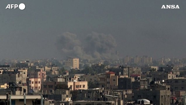 Gaza, nube di fumo si alza su Khan Yunis dopo un attacco aereo israeliano