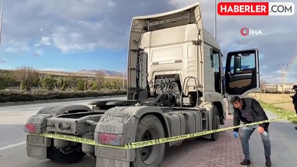 Tır tabelaya, tabela da yol kenarındaki şoföre çarptı