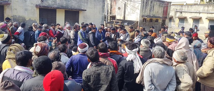 खेत में टूटी विद्युत लाइन, करंट से युवक की मौत, बचाने के प्रयास में तीन झुलसे