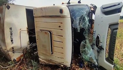 Caminhão de lixo tomba na PR-486 e motorista fica ferido