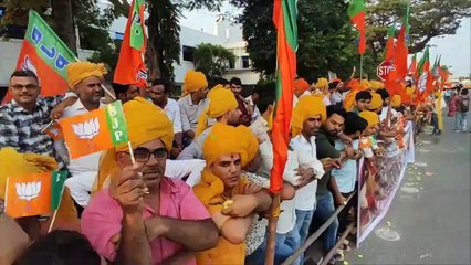 Скачать видео: रोड शो के दौरान पीएम मोदी पर लोगों ने बरसाये फूल