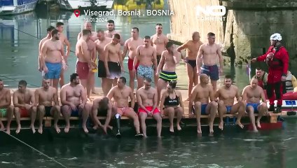 شاهد: صرب البوسنة يحتلفون بعيد الغطاس بالسباحة في نهر درينا المتجمد