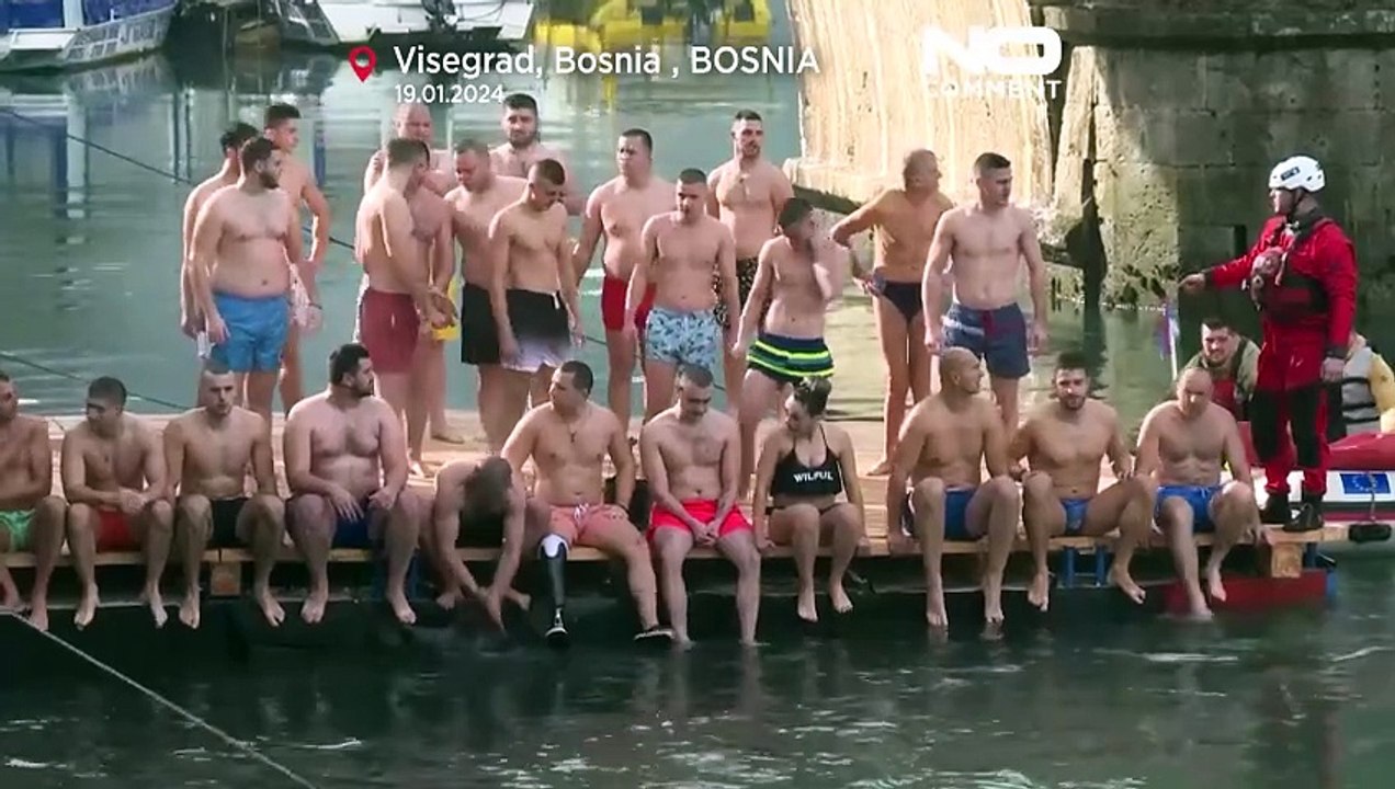 شاهد: صرب البوسنة يحتلفون بعيد الغطاس بالسباحة في نهر درينا المتجمد