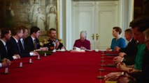 'Gud bevare kongen': Se øjeblikket, hvor dronning Margrethe overdrager tronen |2024| DR