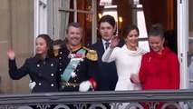 Kongeparret overraskede med balkonscene på Amalienborg efter første karettur |2024| DR