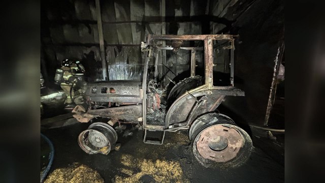 충남 예산에서 창고 화재...조립식 건물 전소 / YTN