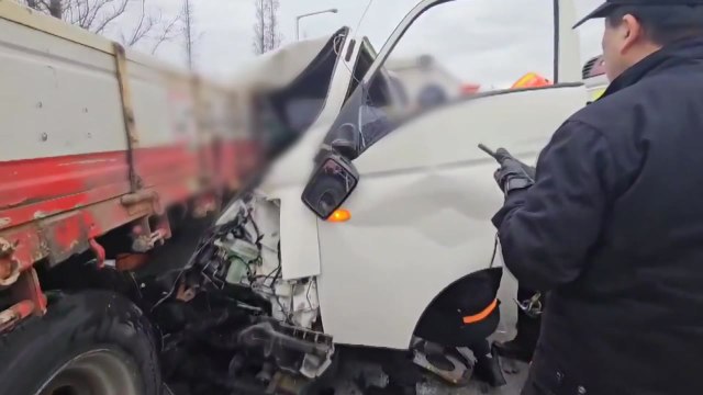 영동고속도로 서창분기점 화물차 추돌...1명 다쳐 / YTN