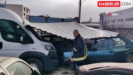 Lodosta uçan fabrika çatısı yediemin otoparkındaki araçlara zarar verdi