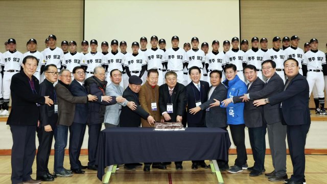 광주일고 야구부 '창단 100주년 기념식' 열려 / YTN