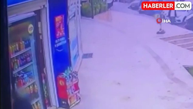 Esenyurt'ta işten çıkarılan genç marketin cips standını devirdi