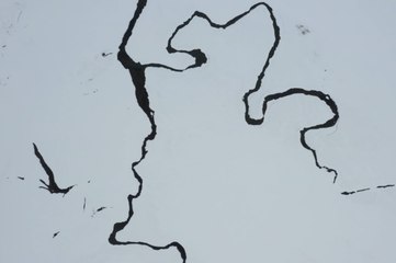 Beyaz örtünün arasında büyüleyici menderesler