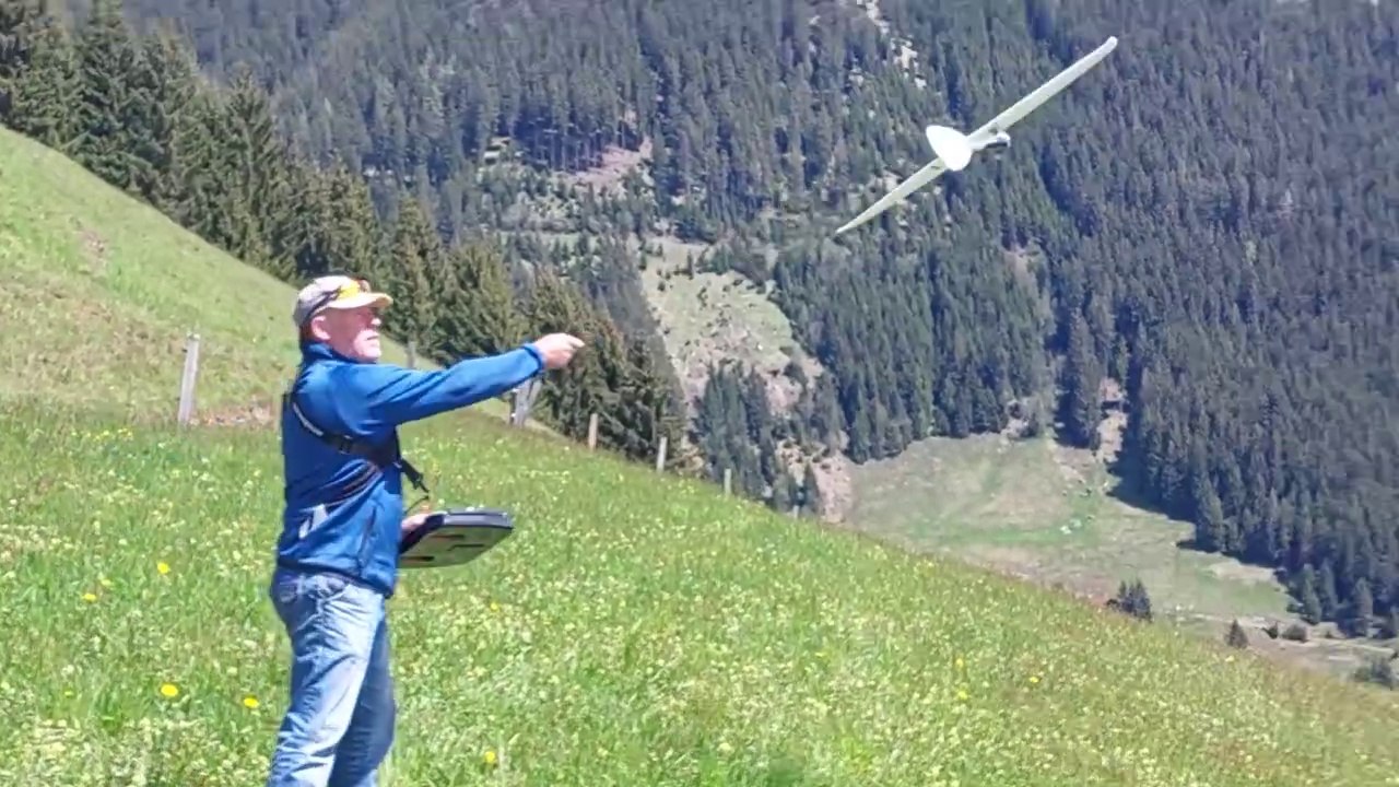 Alula Trek, Erstflug Hangflug Nurflügel am Osthang