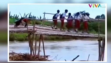 Siswa SD Bak Ninja Lewati Jembatan Reot Demi ke Sekolah