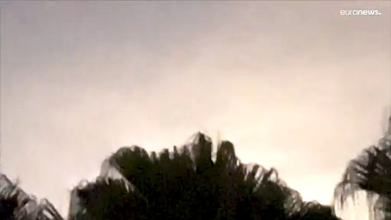 شاهد: ألسنة اللهب تشتعل بطائرة شحن في سماء الولايات المتحدة