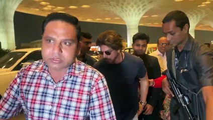 SRK looks dapper; Suhana spotted with mom Gauri Khan as they jet off from Mumbai