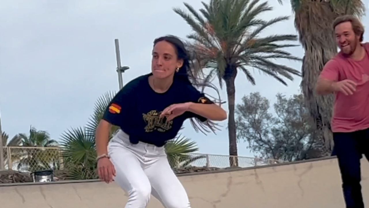 Couple skateboarding together fail to nail a stunt *Hilarious Fail*