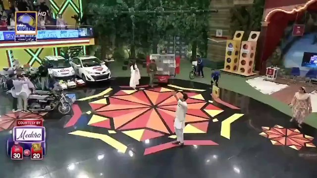 निकाह के बाद एक्ट्रेस सना जावेद और शोएब मलिक का 6 सेकंड का वीडियो वायरल, Shoaib की हरकत से भड़के पाकिस्तानी