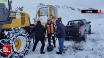 Kar kalınlığının 1,5 metreye ulaştığı köylerde yol açma çalışmaları sürüyor