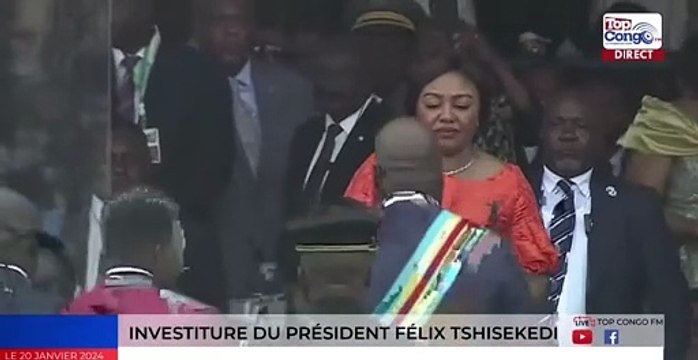 Fin de la cérémonie d'investiture avec les bisous de Felix Tshisekedi à Maman Denise Nyakeru Tshisekedi, puis à sa maman