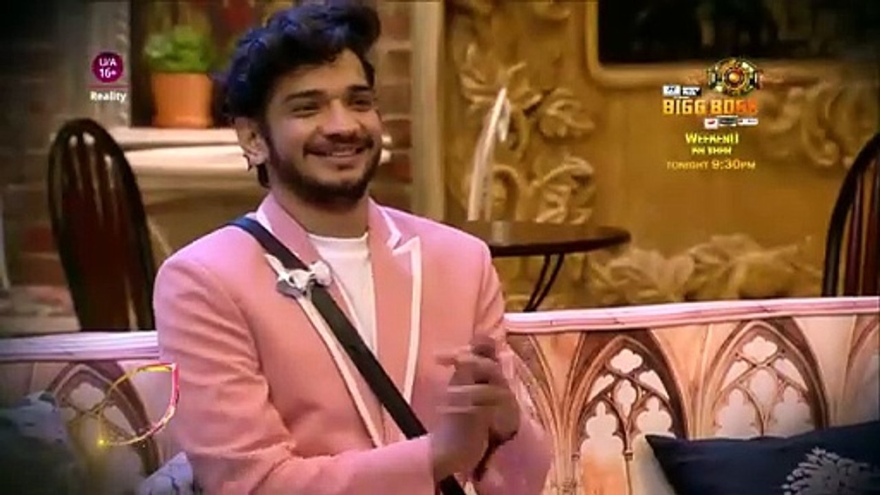 Shahid aur Kriti aayenge Bigg Boss ke manch par, lagaane Salman Khan ke saath thumke.  Dekhiye #BiggBoss17