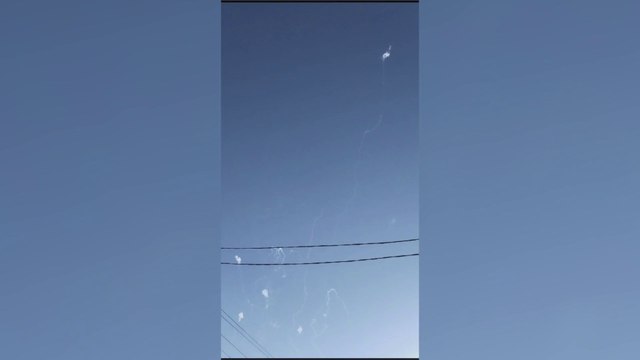 مصدر أمني لـ #العربية: هجوم على قاعدة #عين_الأسد في محافظة #الأنبار العراقية بأكثر من 20 صاروخا #العراق