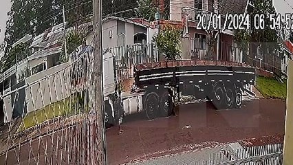 Ladrão despreocupado furta bateria de carreta no Pioneiros Catarinenses