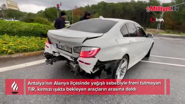 Yağışlı hava kazaya sebep oldu! TIR kırmızı ışıkta bekleyen araçların arasına daldı