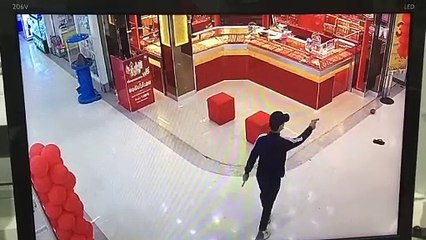 อุกอาจ! คนร้ายบุกชิงทองกลางห้างดัง กวาดเรียบหลาย 10 เส้น ก่อนเผ่นหนีลอยนวล