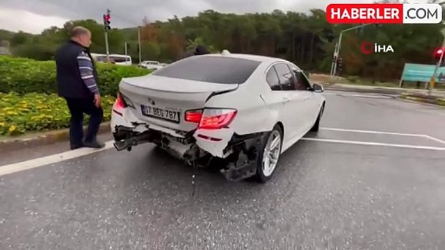 Yağışlı havada freni tutmayan tır kırmızı ışıkta bekleyen araçların arasına daldı: 4 yaralı