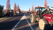Francia: agricoltori bloccano la strada con balle di fieno