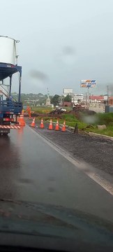 Umuarama: PR-323 teve trânsito interrompido durante a chuva, mas já voltou em meia pista