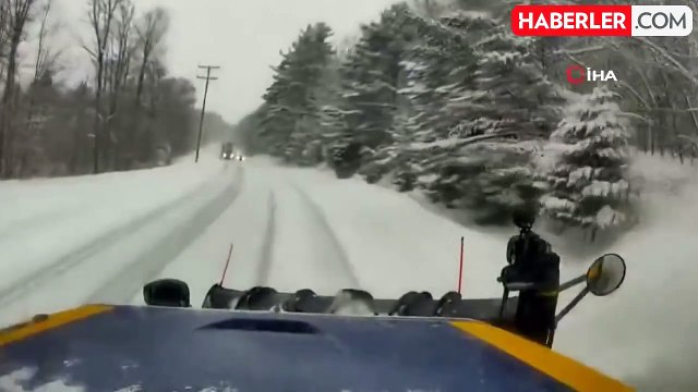 Karla kaplı yolda aracı sollamak isterken kar küreme aracına çarptı, ikiye bölündü