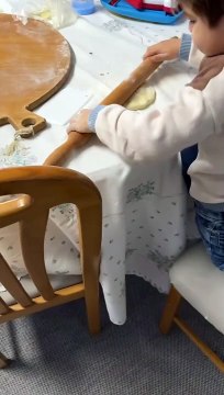 Άκης Πετρετζίκης: Δείτε τον γιο του να ανοίγει φύλλο για πίτα - Το νέο υπέροχο βίντεο του σεφ!