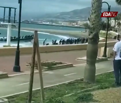 Cientos de inmigrantes ilegales desembarcan en Almería