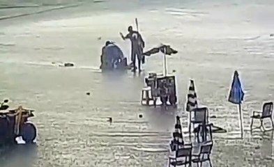 Quatro banhistas são atingidos por raio em praia; mulher teve lesão cerebral