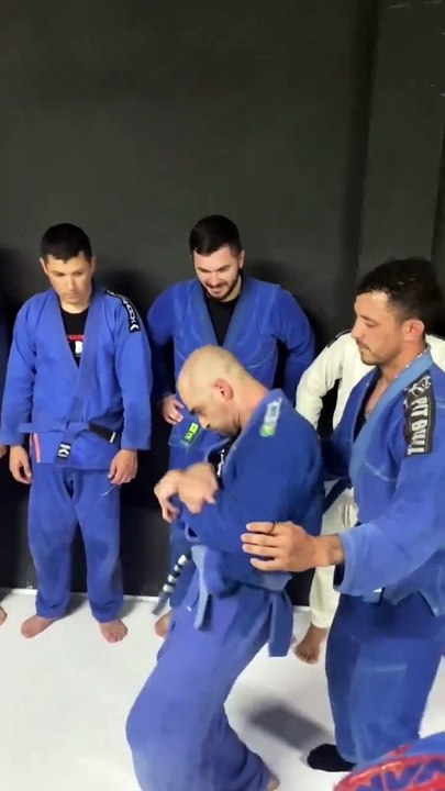 Il reçoit sa ceinture de Jiu-Jitsu et tous ses camarades lui font une haie d’honneur ! Un exemple de détermination !
