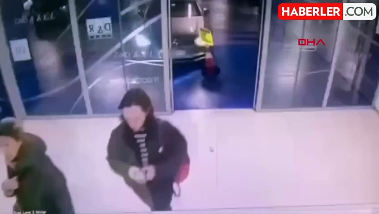 Otomobil camı kırıp alışveriş merkezine girdi, yürüyen merdivende asılı kaldı: 1'i ağır 3 yaralı