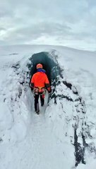 Il visite une incroyable grotte de glace en Islande !