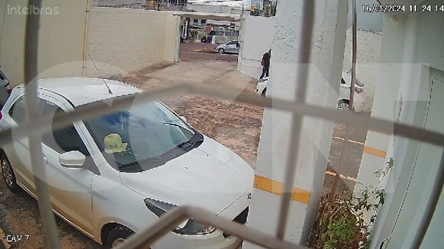 Câmera flagra momento em que homem furta bicicleta de trabalhadora