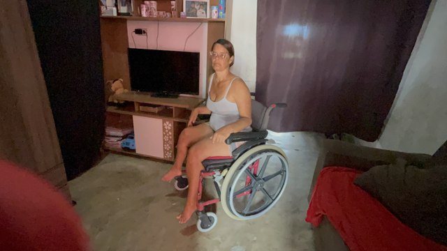 APÓS APELO DA PBPE TV MULHER GANHA NOVA CADEIRA DE RODAS EM ITAMBÉ