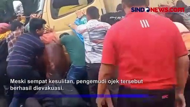 Pengemudi Ojek Online Tersangkut di Kolong Truk, Evakuasi Berlangsung Dramatis