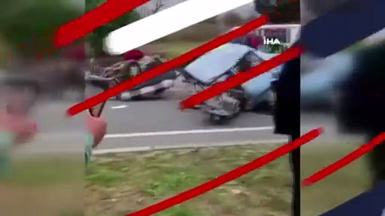 Takla atan otomobil ikiye bölündü, içindekiler yola fırladı