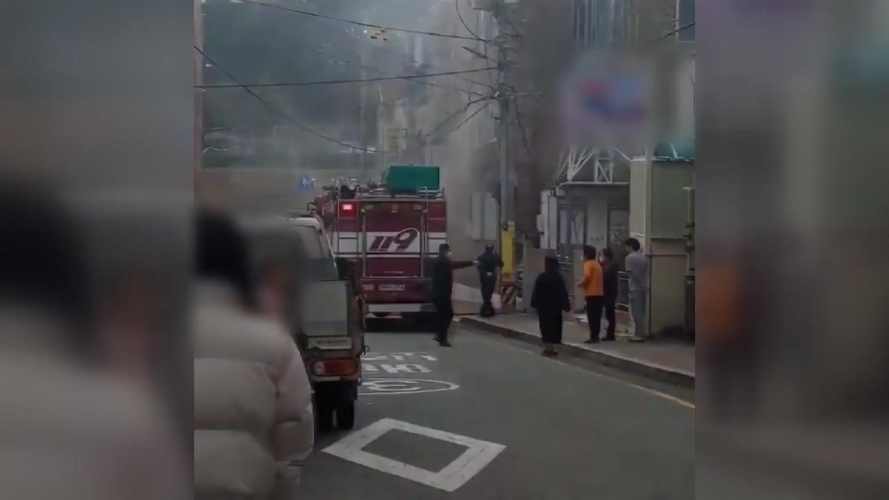 부산 기장군 다가구 주택 화재...2명 화상·7명 대피 / YTN